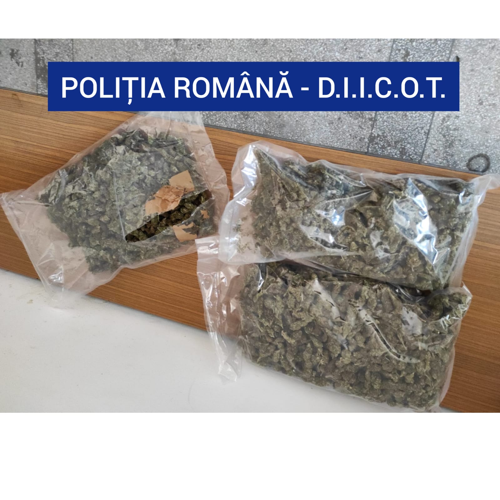 Trei dealeri de droguri arestați pentru vânzarea a … trei kilograme de cannabis