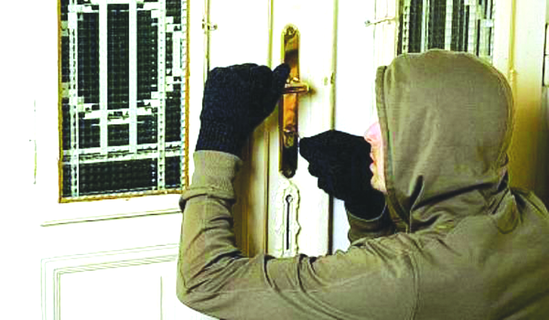 Șase tineri bănuiți de comiterea a două infracțiuni de furt dintr-o locuință