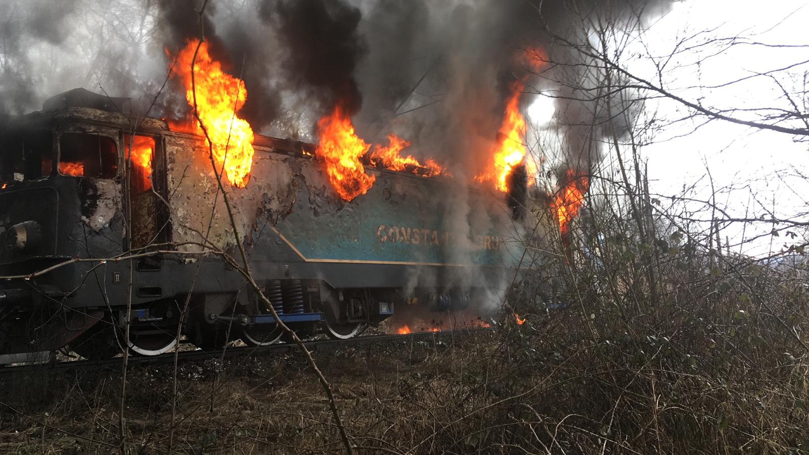 Pompierii intervin de urgență la o locomotivă care a luat foc!