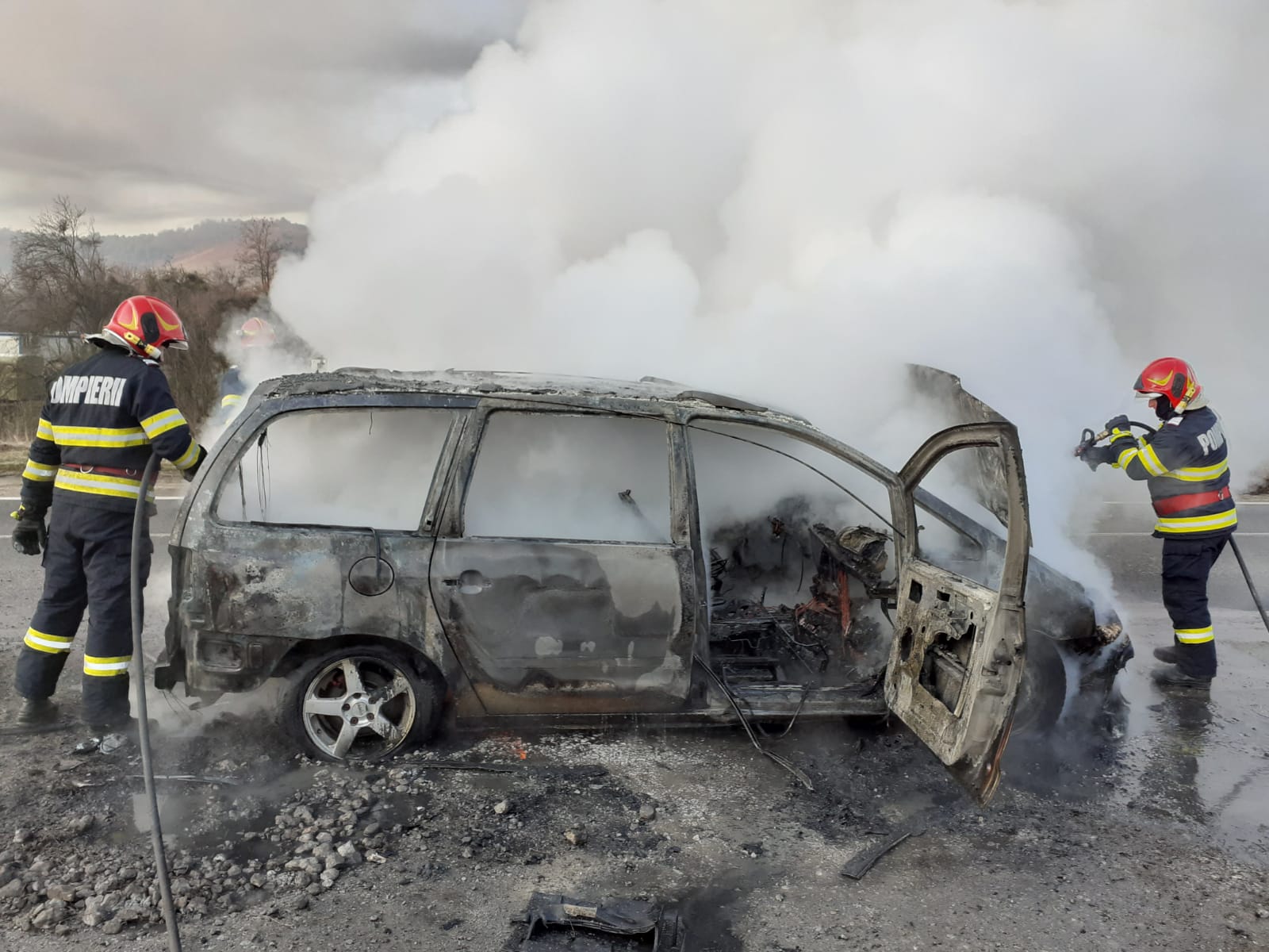 Un autoturism a luat foc pe drumul național DN 58B