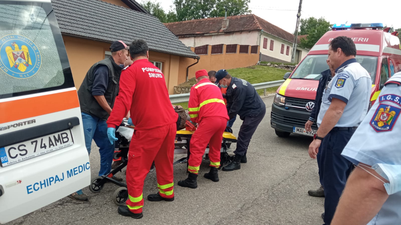 Microbuz școlar implicat într-un accident rutier la Carașova