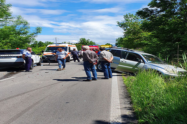 Accident cu două SUV-uri la intrare în Păltiniș