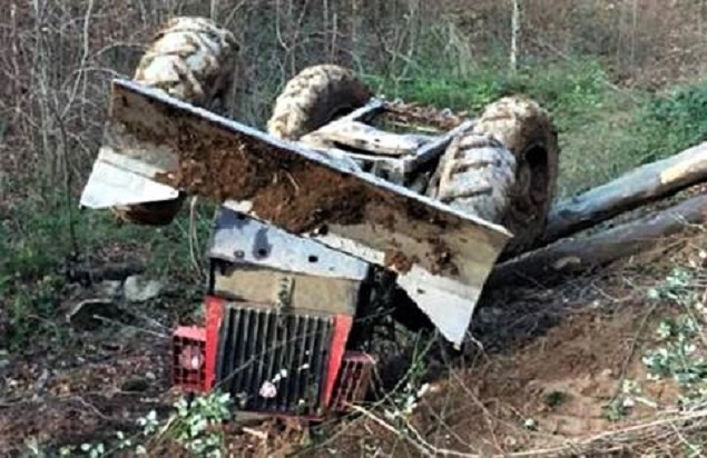 Un tânăr și-a găsit sfârșitul după ce s-a răsturnat cu tractorul într-o prăpastie de 50 de metri