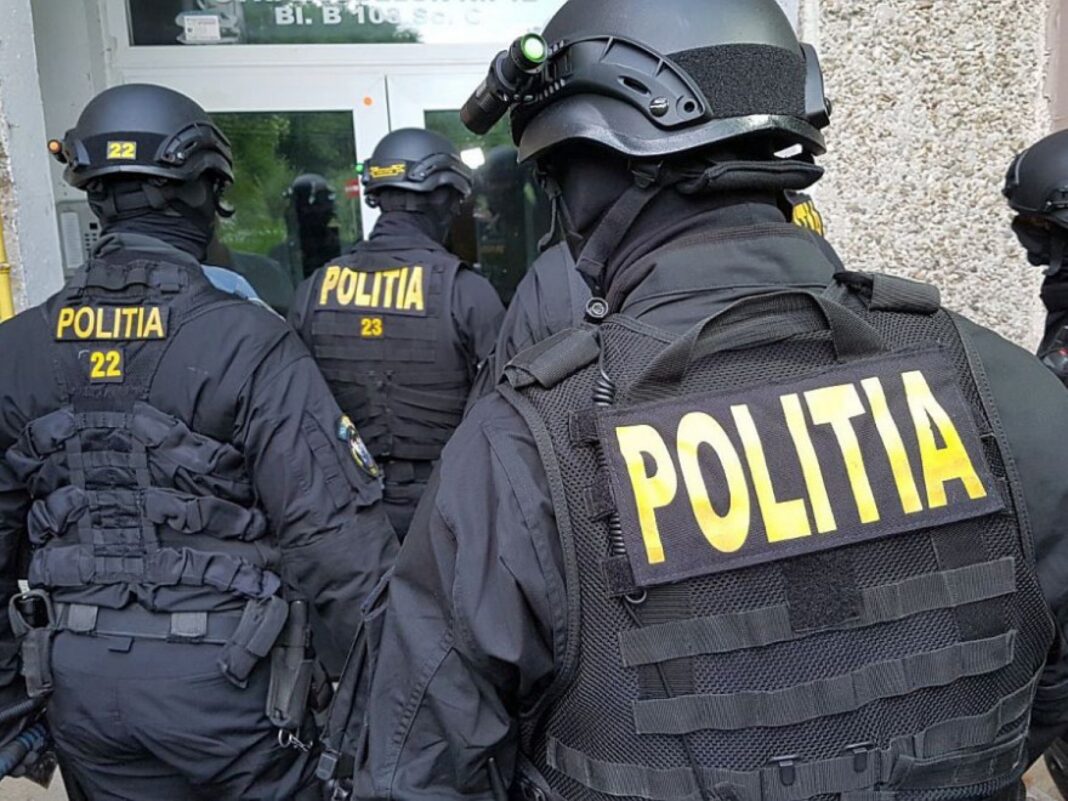 Traficanții de droguri și țigarete, duși la sediul DIICOT Caraș-Severin