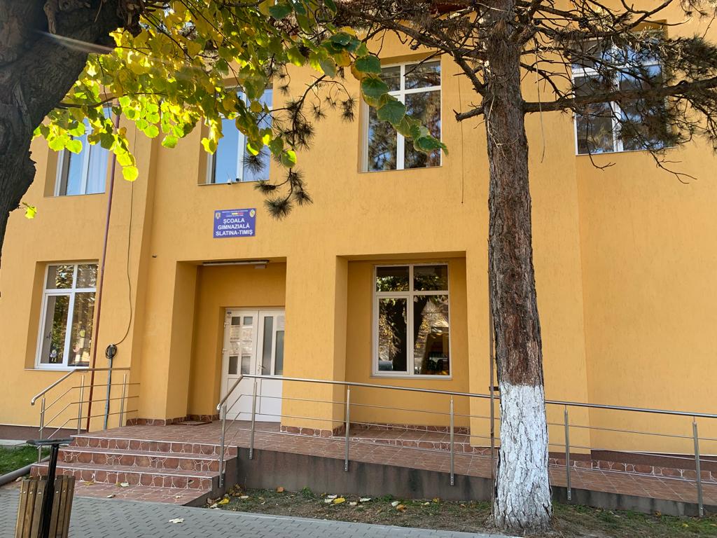 La Școala Gimnazială din Slatina-Timiș, „omul sfințește locul”