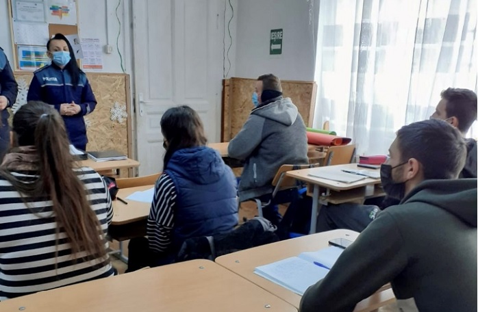 Aproximativ 200 elevi și cadre didactice au participat la activităţi informativ-educative legate de nonviolența în școli