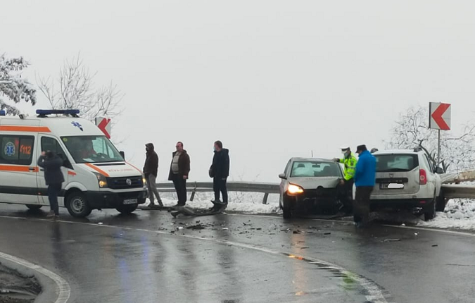 Două mașini avariate pe DN 58, între Brebu și Soceni