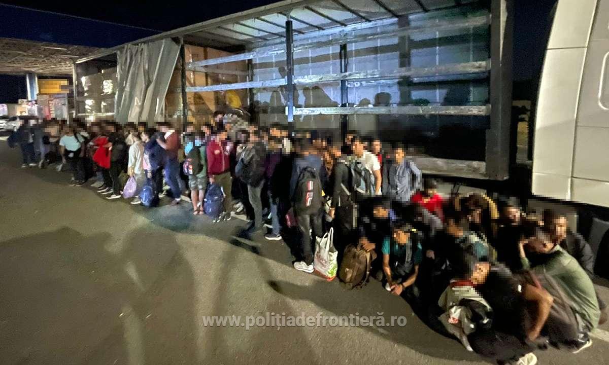 Record la traficul cu migranți! 75 de persoane ascunse într-un singur TIR!