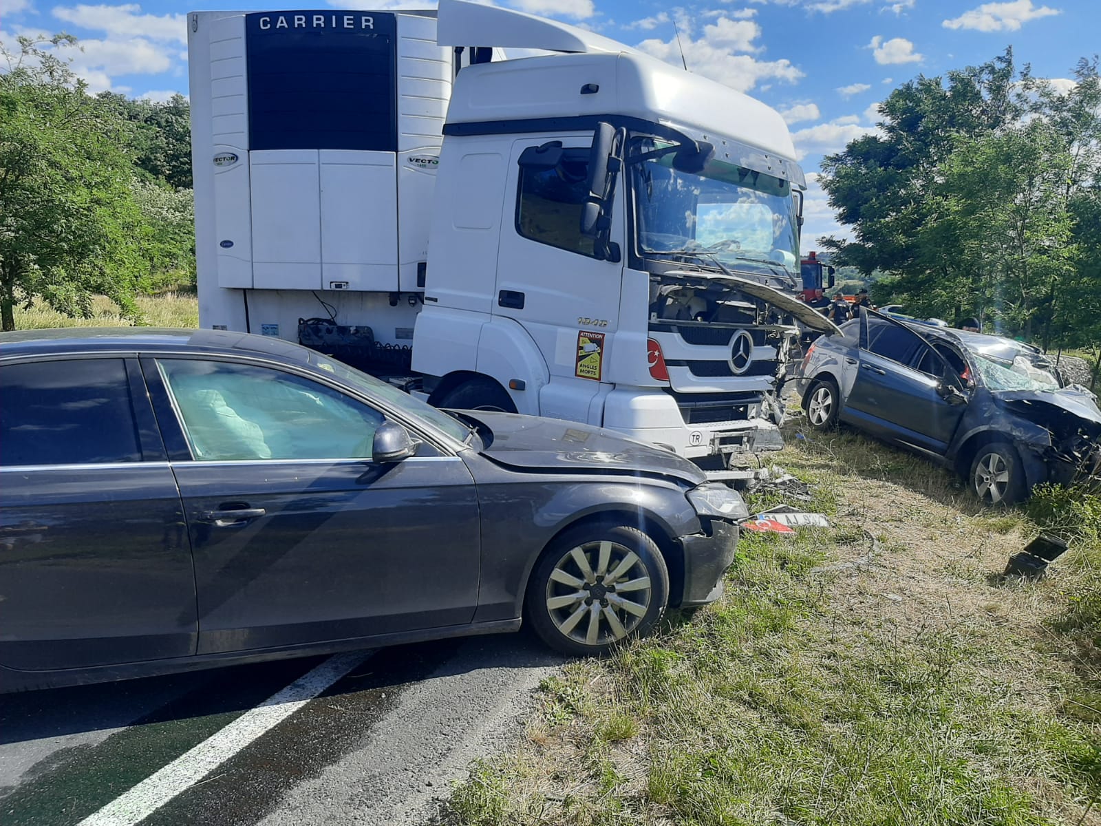 Accident cu un autotren și două autoturisme