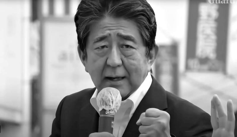„Și japonezii se împușcă, nu-i așa?’’ Fostul Premier nipon, Shinzo Abe, a fost împușcat mortal!