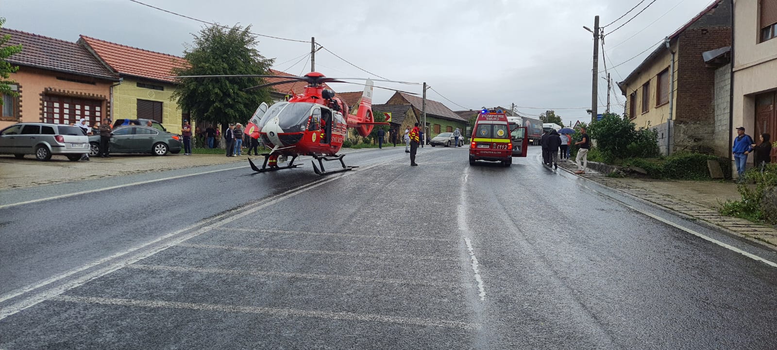 Elicopterul SMURD a aterizat pe DN 6 la un accident