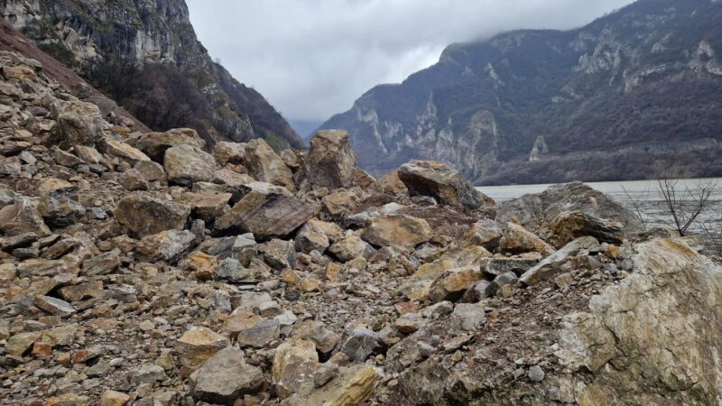 O cantitate mare de pietre s-a desprins de pe munte și a căzut pe șosea la Berzasca