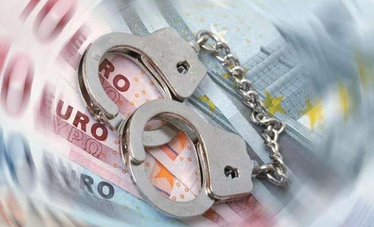 15.000 de euro pentru emiterea frauduloasă a două permise auto! Polițist arestat preventiv pentru trafic de influență! 