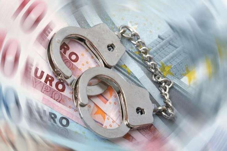15.000 de euro pentru emiterea frauduloasă a două permise auto! Polițist arestat preventiv pentru trafic de influență! 