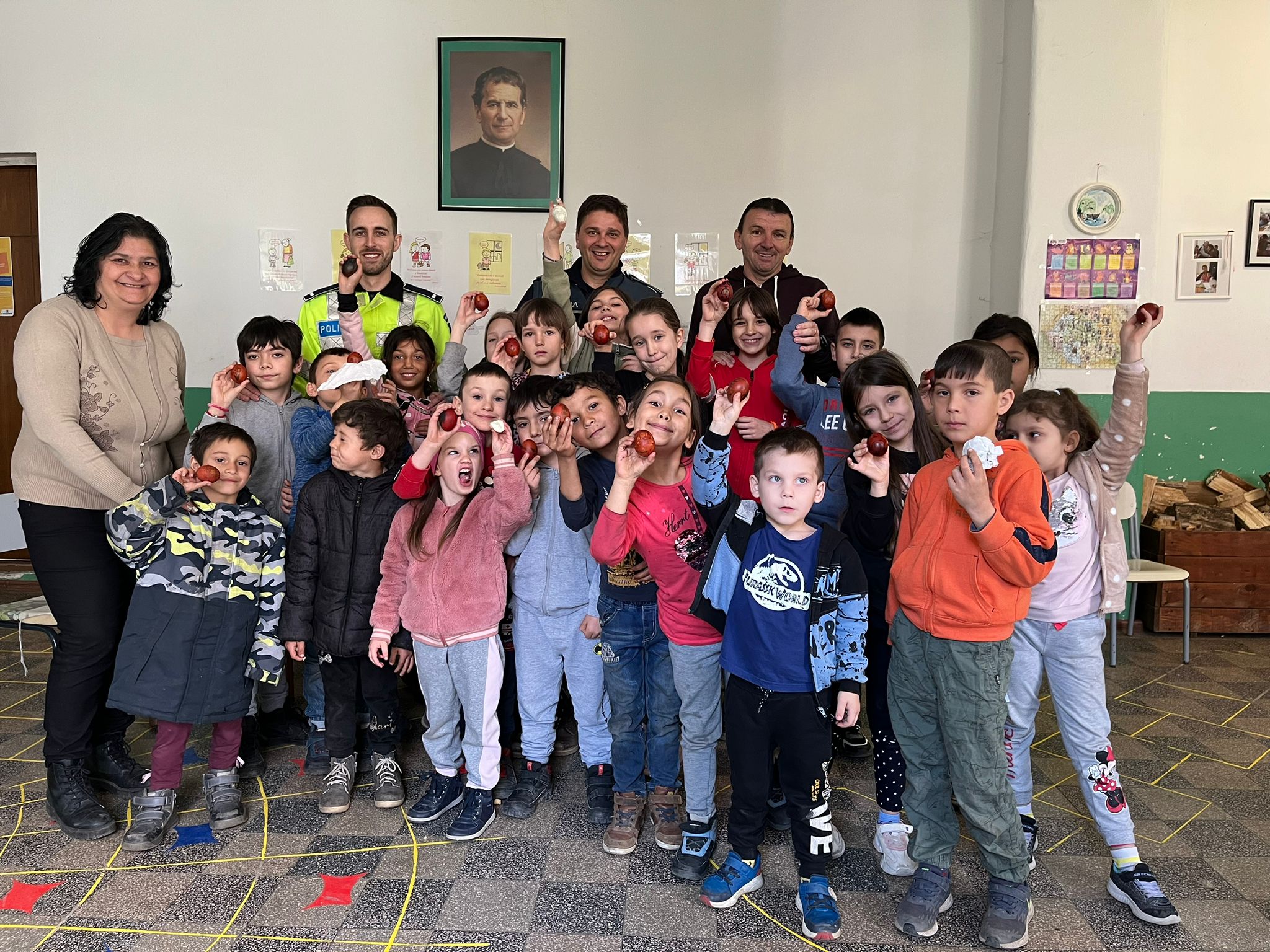 Bucurii de la Iepurașul de Paște… ajutat de polițiștii din Anina