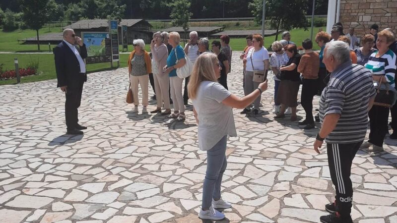 Seniorii din Moldova Nouă, turiști pentru o zi în Serbia