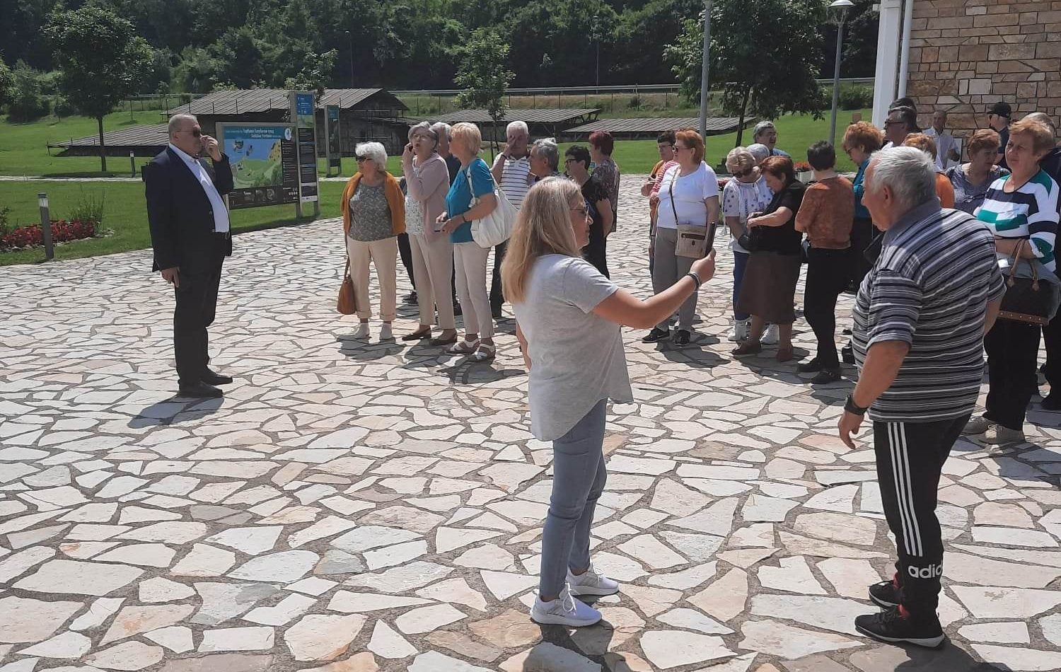Seniorii din Moldova Nouă, turiști pentru o zi în Serbia