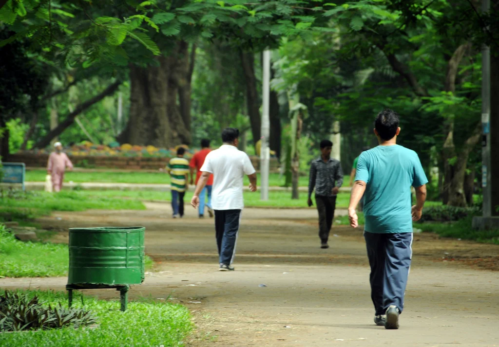 Mersul pe jos poate îmbunătăți starea de sănătate și reduce riscul de a muri mai devreme. E nevoie doar de 4.000 de pași pe zi