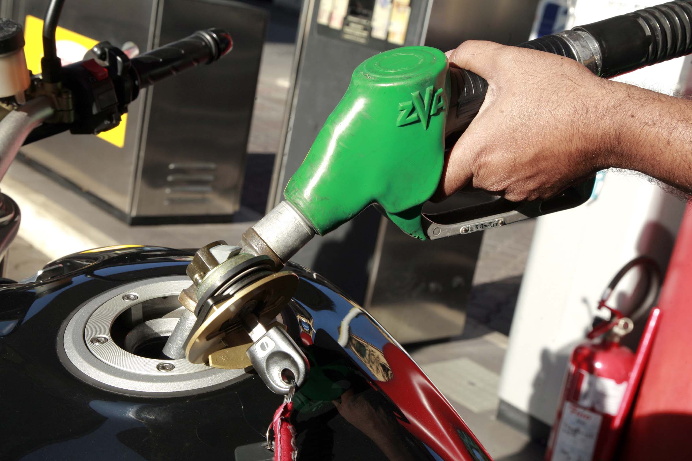 De ce crește prețul la carburant și când ne-am putea aștepta să scadă?