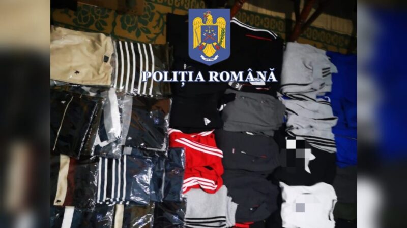 Articole de îmbrăcăminte contrafăcute confiscate din Piața Agroalimentară din municipiul Caransebeș