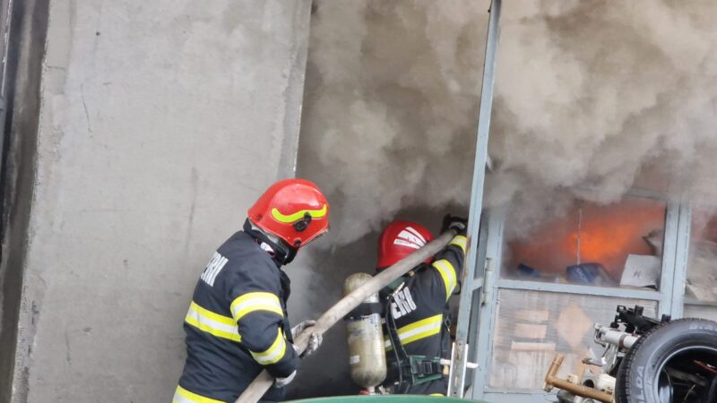 Incendiu la un service auto din municipiul Reșița 