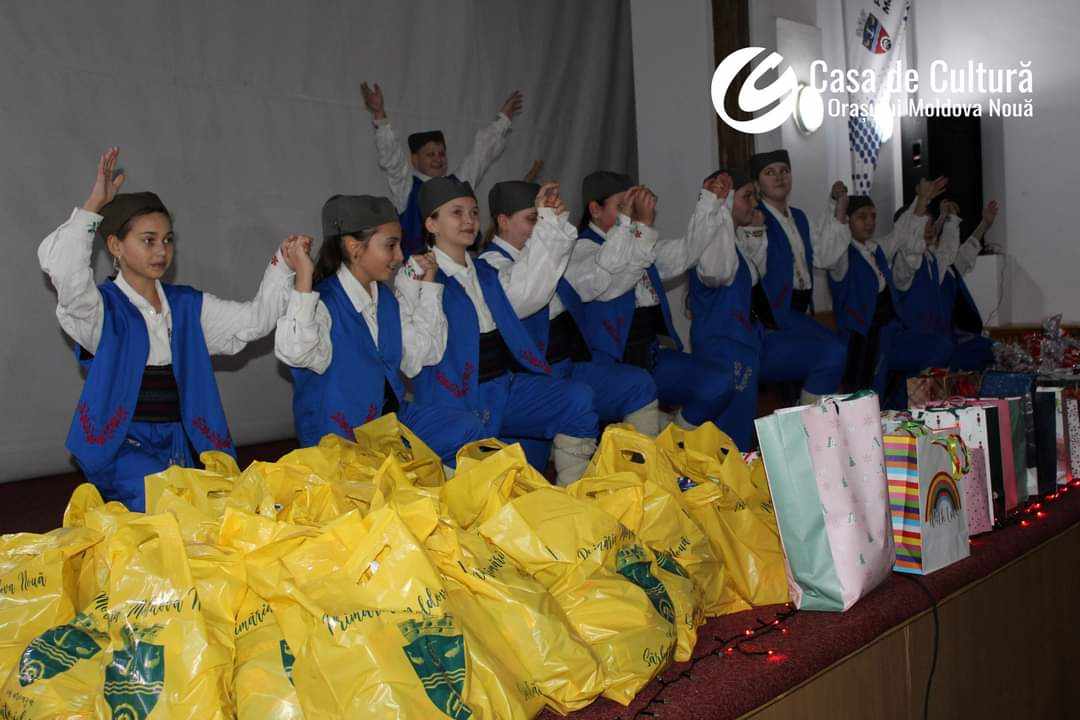 Cadouri de Crăciun pentru copiii din Moldova Nouă