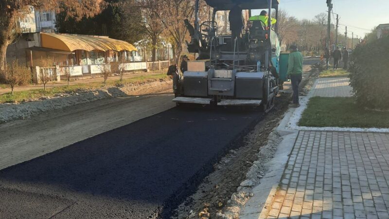 Strada Dunării din Moldova Nouă cunoaște primul strat de asfalt!