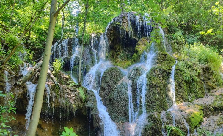 Vizitați două perle naturale ale Banatului Montan! Cascadele Modăvița și Burăul Mare!