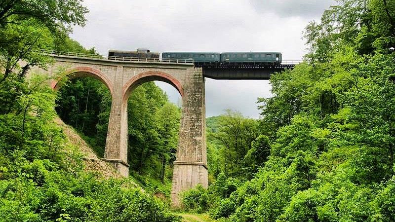 CFR Călători te invită la o călătorie cu trenul pe cea dintâi și cea mai spectaculoasă cale ferată montană din România