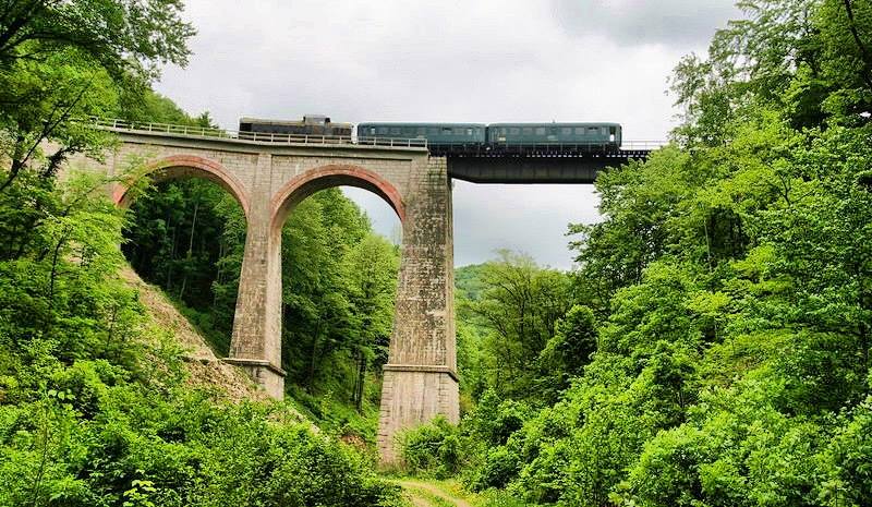 CFR Călători te invită la o călătorie cu trenul pe cea dintâi și cea mai spectaculoasă cale ferată montană din România