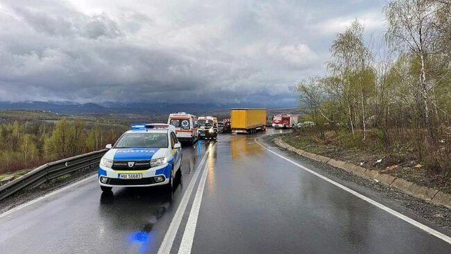 Accident rutier! Impact între un autoturism și un TIR!