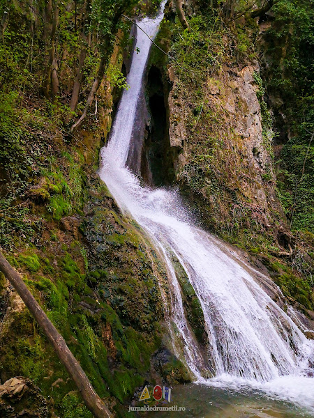 Vizitați două perle naturale ale Banatului Montan! Cascadele Modăvița și Burăul Mare!