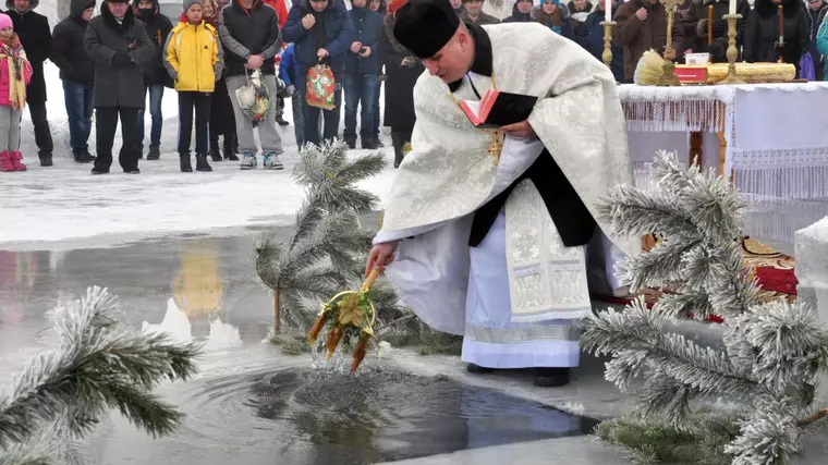 Obiceiuri, tradiţii şi superstiţii de Bobotează. În fiecare an, pe 6 ianuarie, biserica noastră creştin-ortodoxă sărbătoreşte Botezul Domnului, sau Boboteaza, zi care marchează şi sfârşitul sărbătorilor de iarnă.