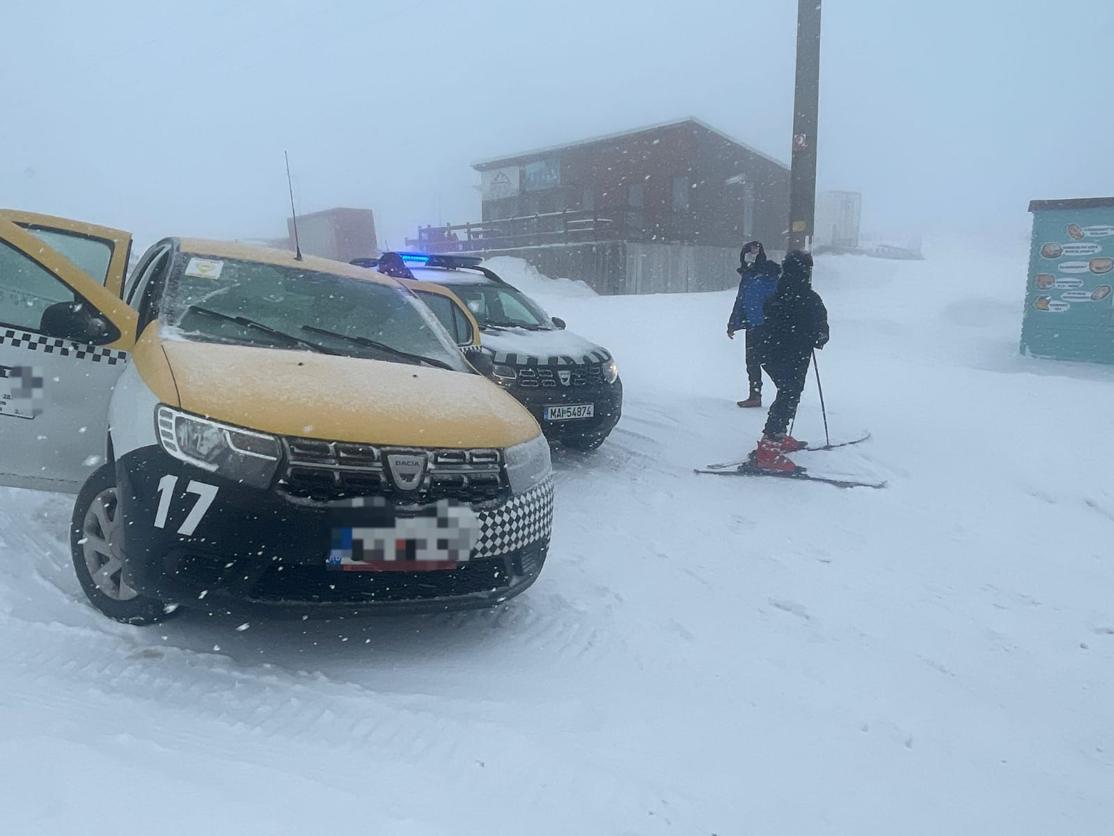 Pârtieeeee ! Vine taxiul… Un șofer de taxi a dus clientul direct pe pârtia de schi! Dacă așa a fost comanda…