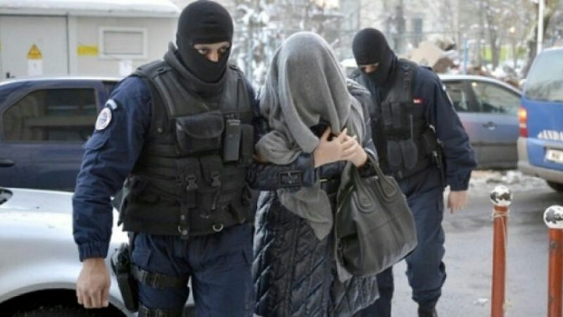 Femeie de 32 de ani urmărită internațional a fost depistată de polițiștii de la Băile Herculane