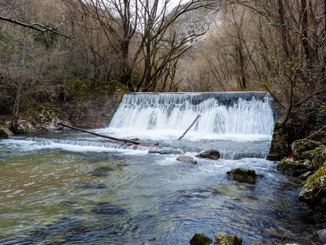 Descoperă Cheile Carașului, un loc unde poți să faci o drumeție frumoasă!