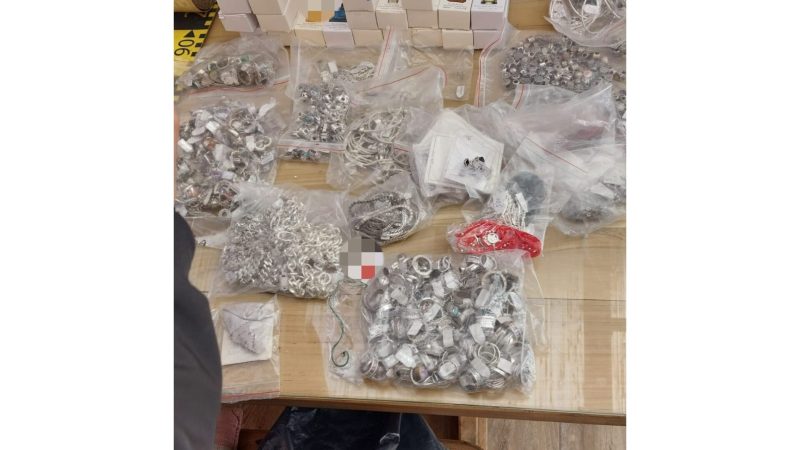 Percheziții la contrabandiști… au fost confiscate 6,5 kg aur, 3,4 kg argint, 700 articole îmbrăcăminte și încălțăminte, 181 parfumuri, 5.800 de euro și 4.400 țigări fără timbru