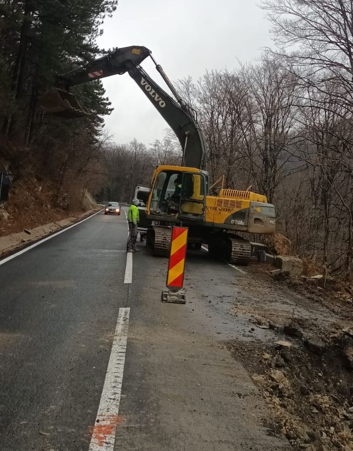 Atenție, șoferi! Lucrări de consolidare la drumul DN 57B – Oravița – Anina!