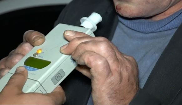 Șofer de 65 ani a intrat cu mașina în stâlp! Etilotestul a arătat 0,86 mg/l alcool pur în aerul expirat!