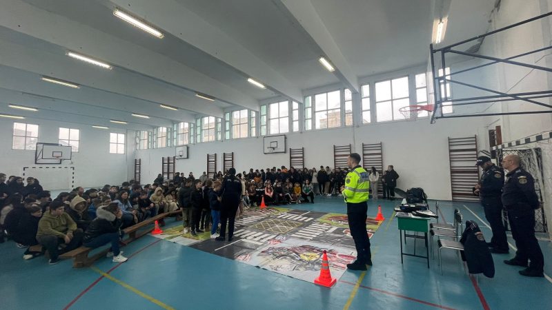 Peste 400 de elevi din Moldova Nouă au participat la o activitate preventivă cu Poliția