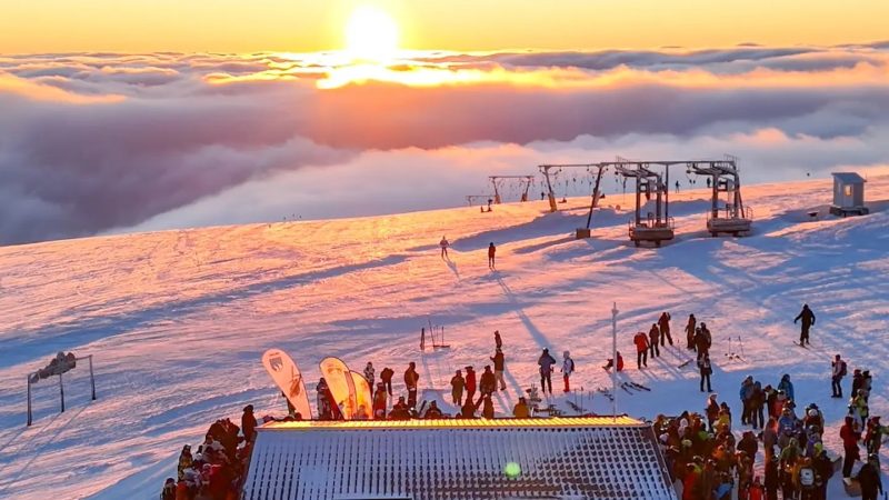 Hai să mai vedem un apus de soare la Muntele Mic! Sâmbătă se anunță 8 ore de soare!