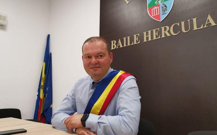 Cristian Miclău, primarul orașului Băile Herculane: „Orașul nostru merită să fie condus cu onoare și încredere în continuare. Așa să ne ajute Dumnezeu!”