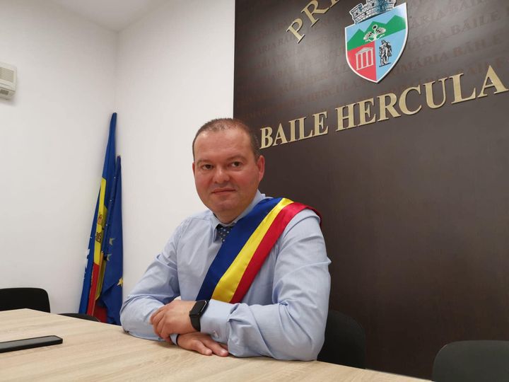 Cristian Miclău, primarul orașului Băile Herculane: „Orașul nostru merită să fie condus cu onoare și încredere în continuare. Așa să ne ajute Dumnezeu!”