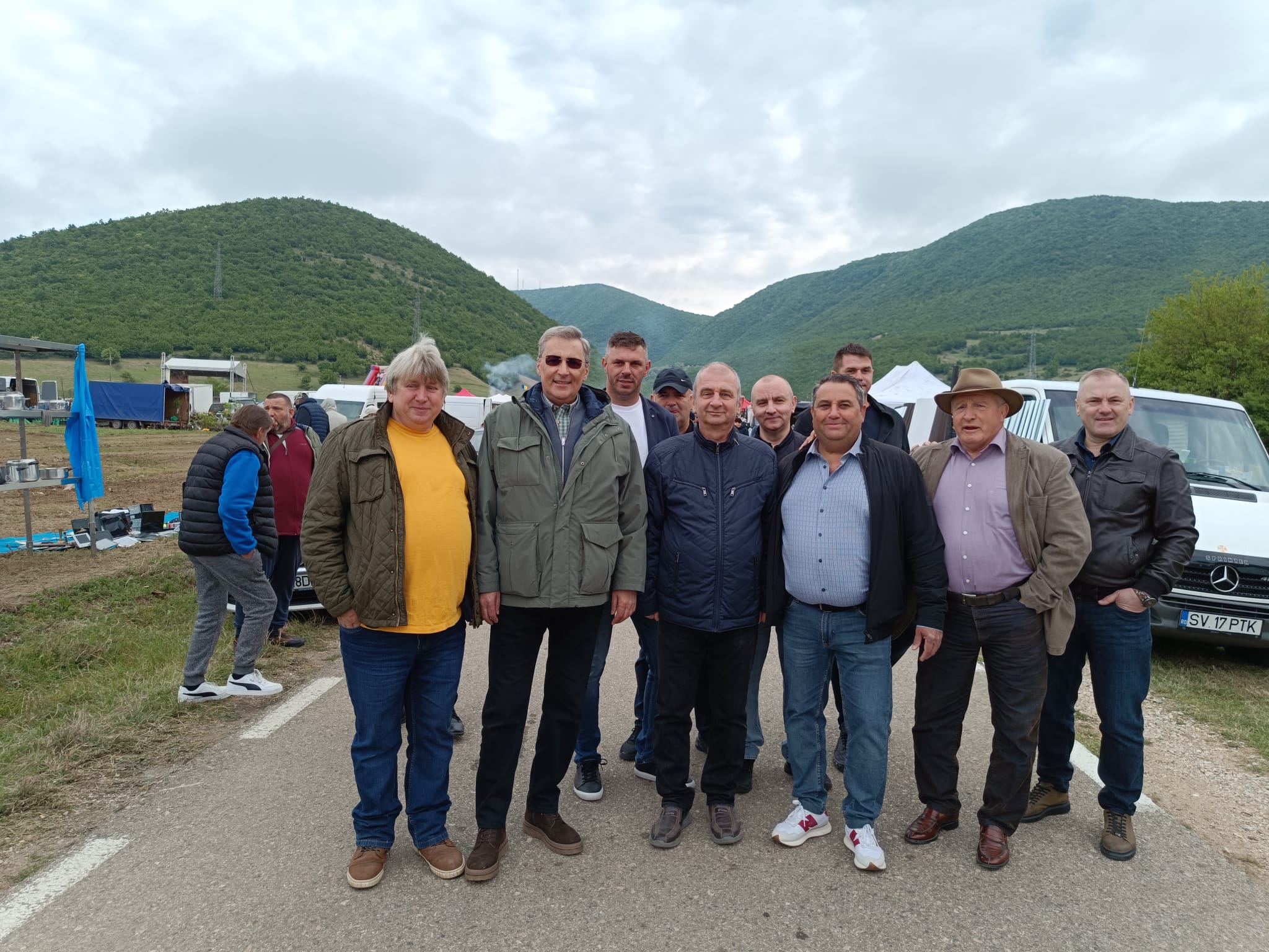 O numeroasă parte a familiei PNL Caraș-Severin s-a aflat duminică la Coronini alături de candidatul liberal la primăria comunei, Nelu Bălean